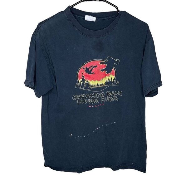 VTG 2001 Alaska “Grouching Bear Hidden Hiker” Shirt Size M - Picture 1 of 5